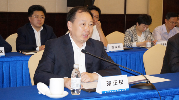 中共遂寧市委副書記、市長鄧正權出席會議并致辭.JPG